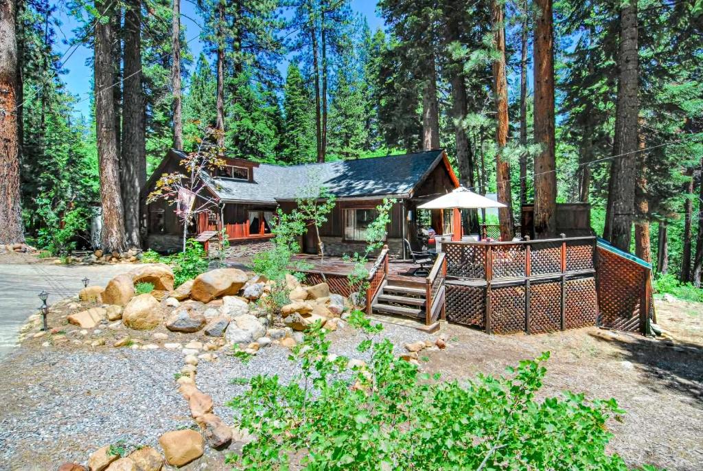 Tahoe Vista Cabin with Deck 1 Mi to Kings Beach!
