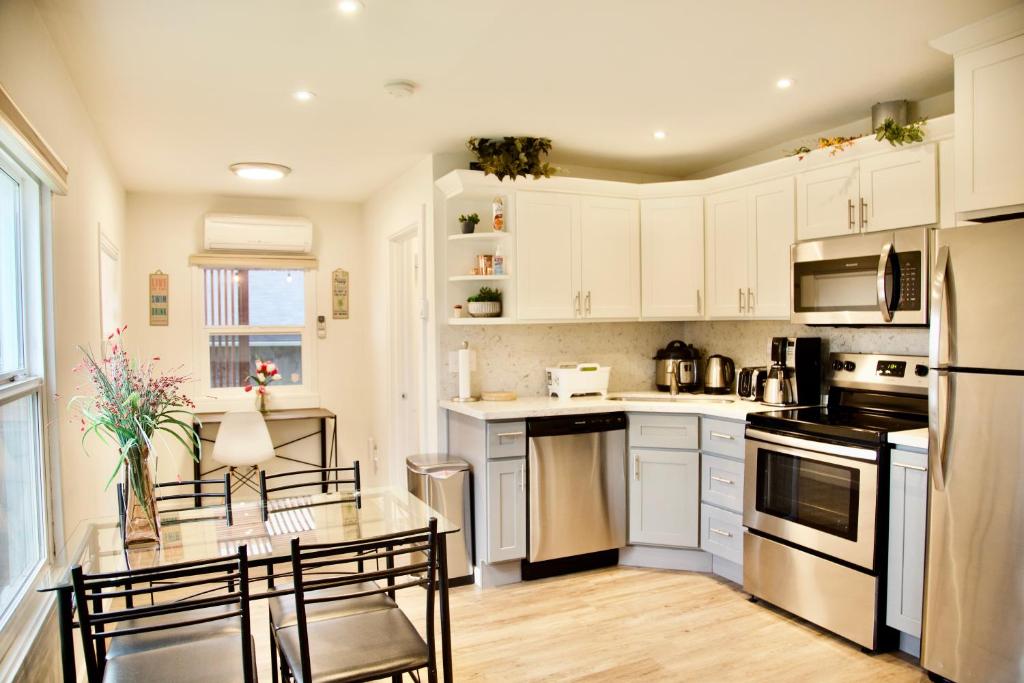 Cozy Home Conveniently Located with King Bed image