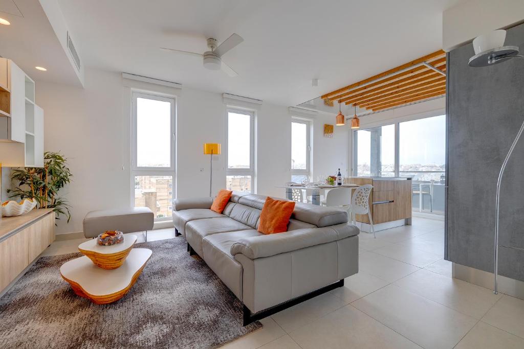 Stunning Apartment in a Central Location with Views photo 1