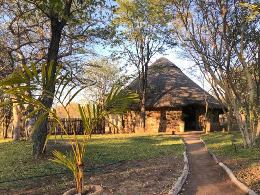 Charming Bush chalet 1 on this world renowned Eco site 40 minutes from Vic Falls Fully catered stay - 1975 photo 1