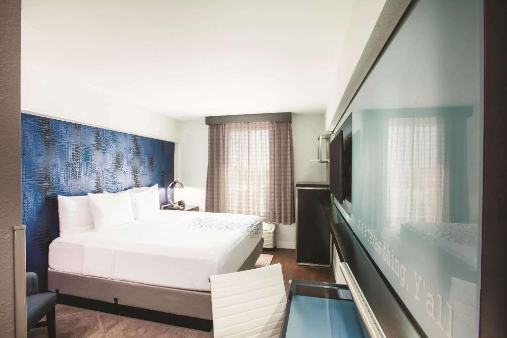 Holiday Inn Express - Dallas Downtown, an IHG Hotel photo 1