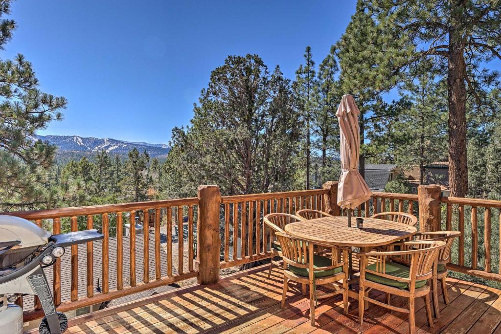 Cozy Cabin with Mountain Views about 4 Mi to Snow Summit