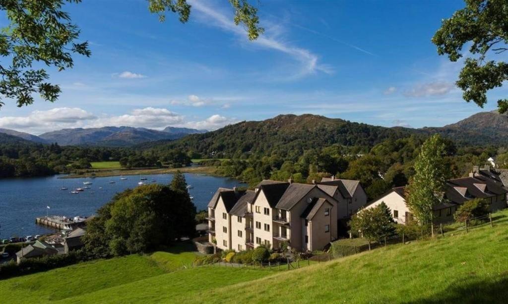 Brand New - Contemporary - 2 Bedroom - 2 Bathroom - Spacious Apartment - Lake Views