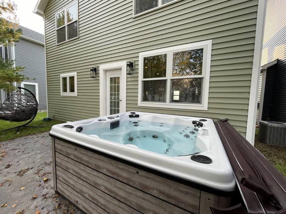 Hot tub, bench bike, kid pet friendly image
