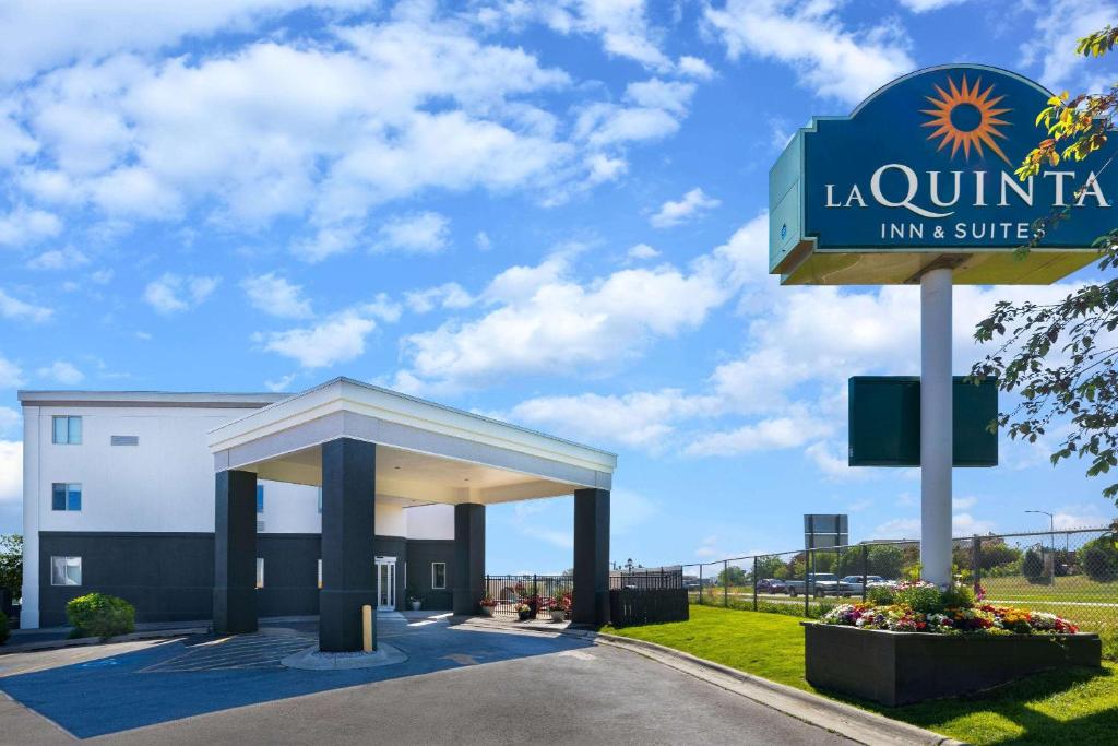 La Quinta Inn & Suites by Wyndham Helena image
