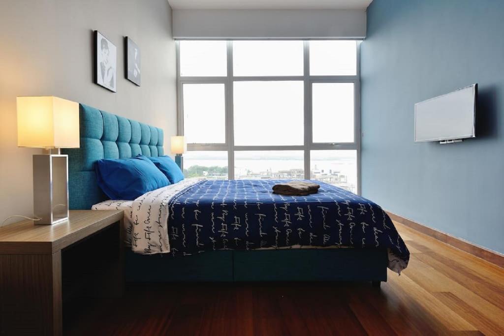Experience the Coast - HostaHome Suites at Paragon Residence near Downtown photo 2