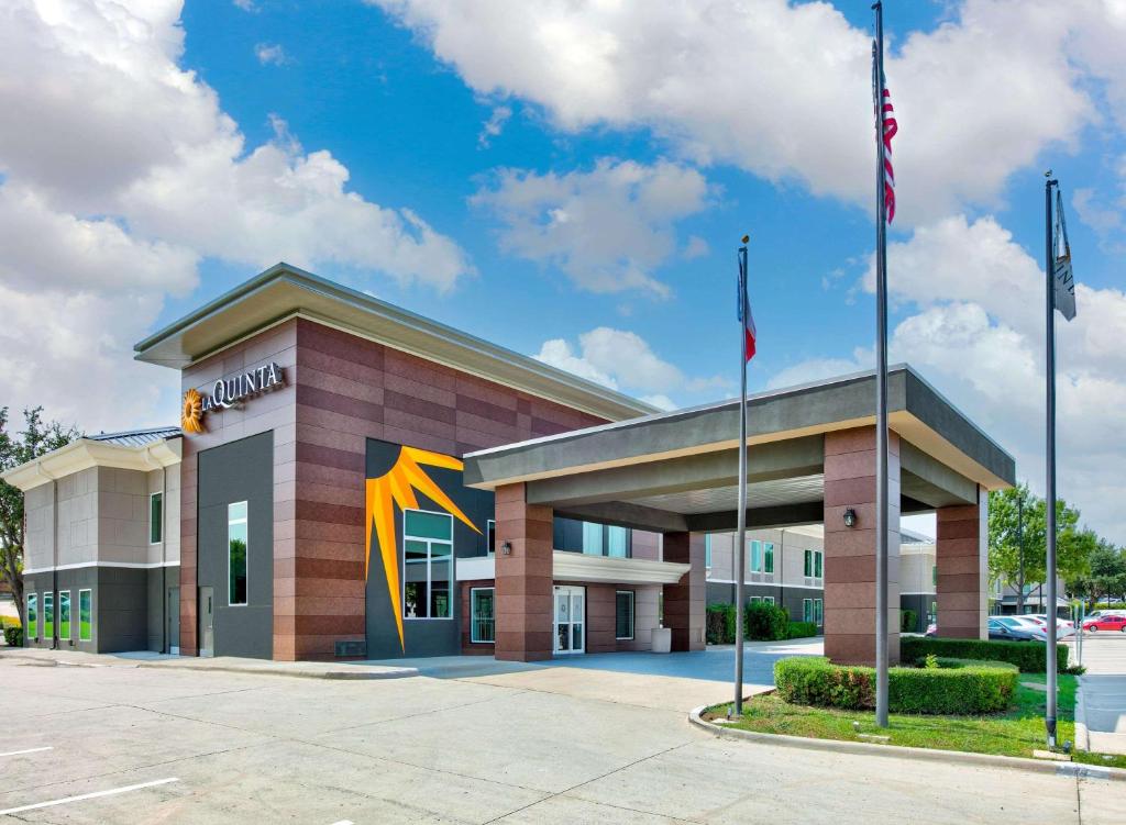 La Quinta Inn & Suites by Wyndham Dallas - Las Colinas image