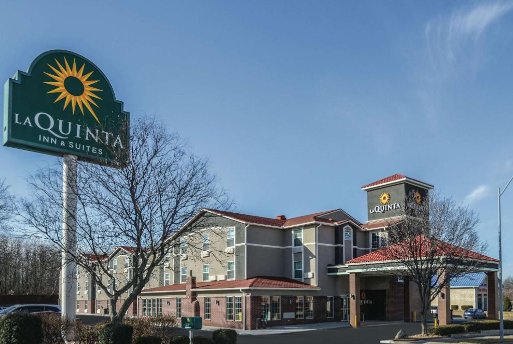 La Quinta by Wyndham Kansas City Airport photo 2
