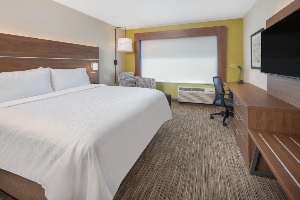 Holiday Inn Express & Suites - Chico, an IHG Hotel photo 2