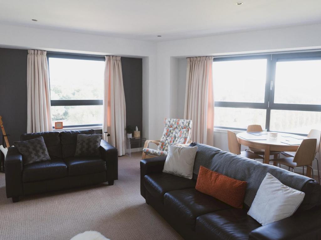 Lovely 2-Bed Flat Glasgow Harbour FREE parking - Pass the Keys - Tap to explore photos