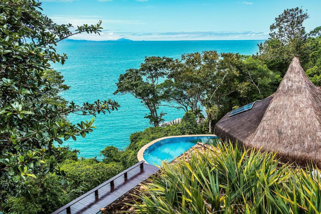 Casa de luxo com piscina e natureza em Ilhabela