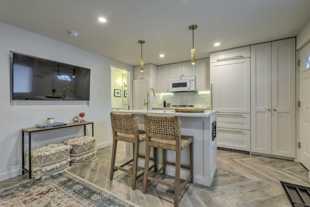Aspen Condo with Mountain Views and Ski Access! photo 1