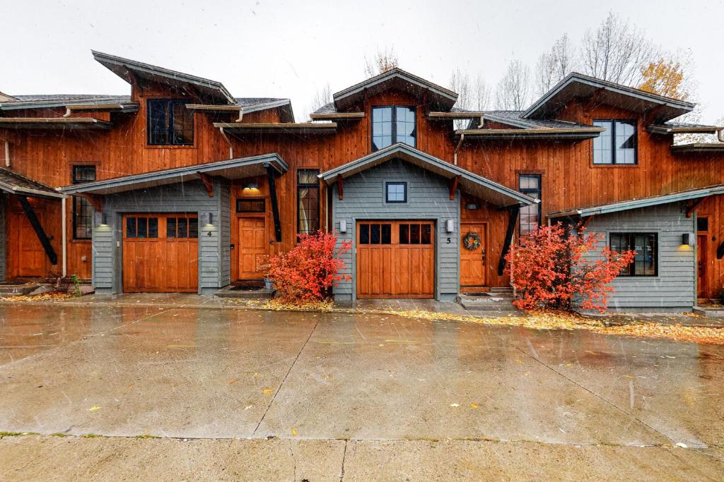 Urban Mountain Getaway & Alpenglow Chalet photo 1