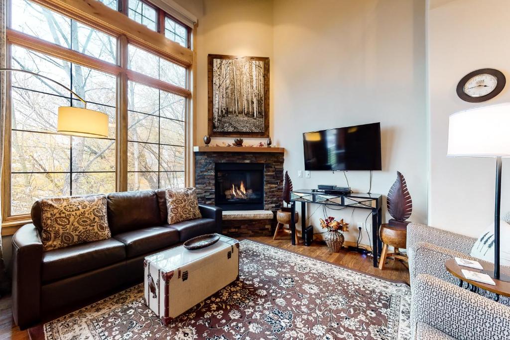 Urban Mountain Getaway & Alpenglow Chalet photo 3