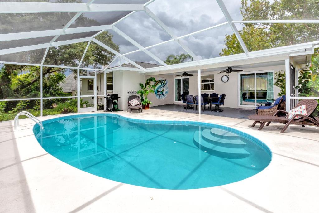 Modern Home, Heated Pool, Close to Beaches! image