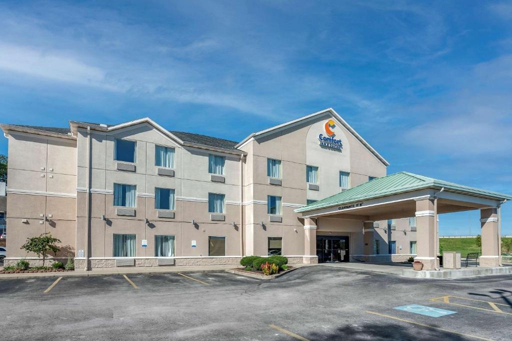 Comfort Inn And Suites image