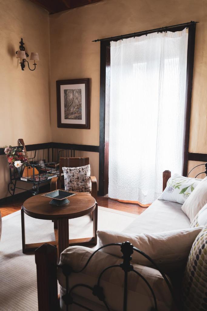 Casa rural El Hornillo - Tap to explore photos