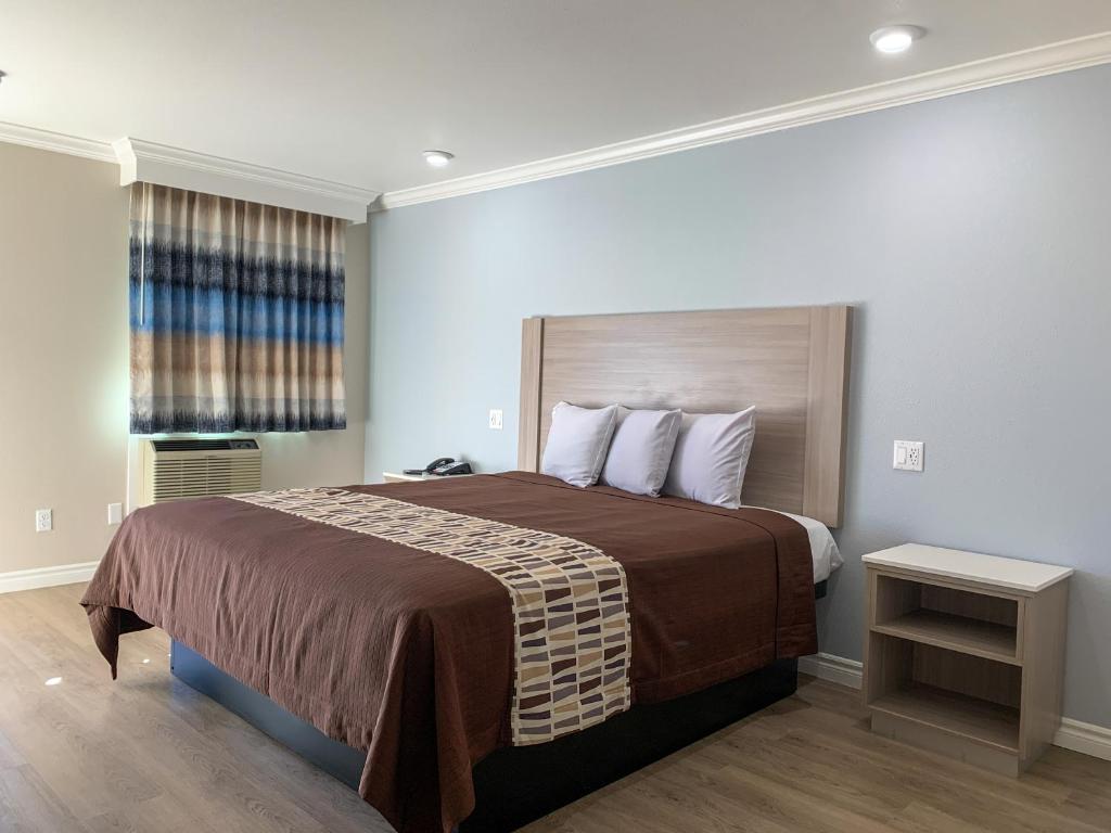 Mojave Inn image