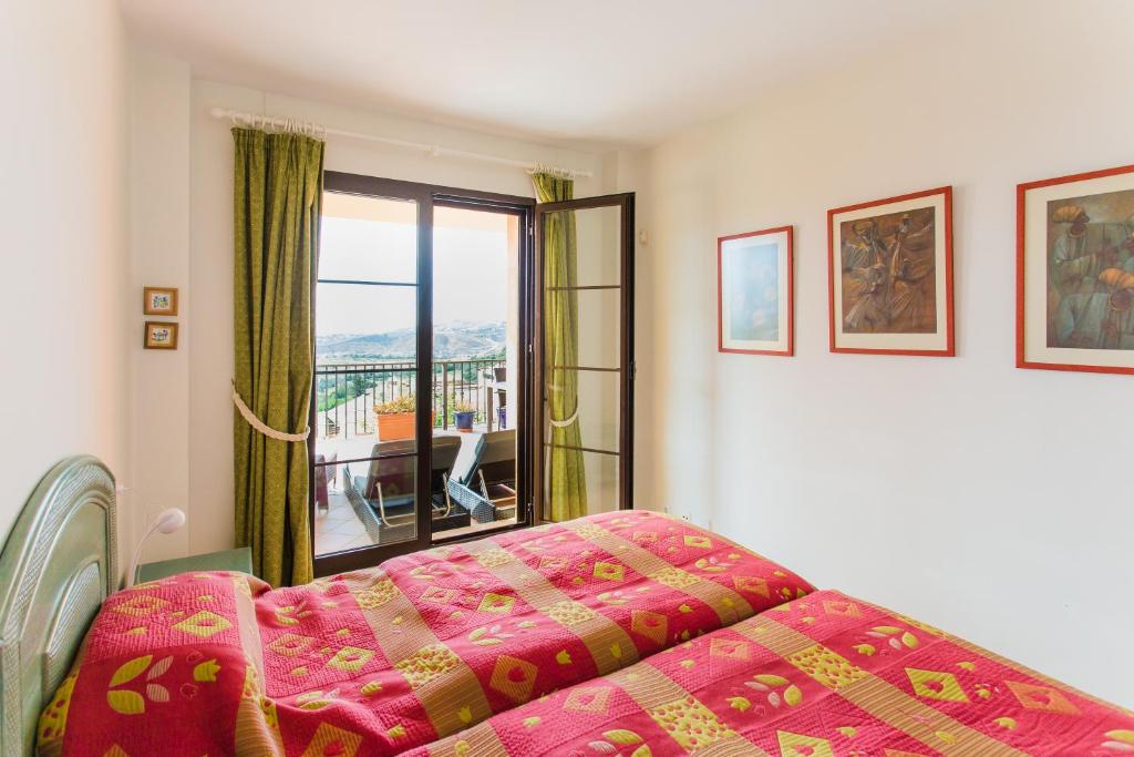 3-Bed Apt Sleeps 5 w Views & Golf & Country Club - Tap to explore photos