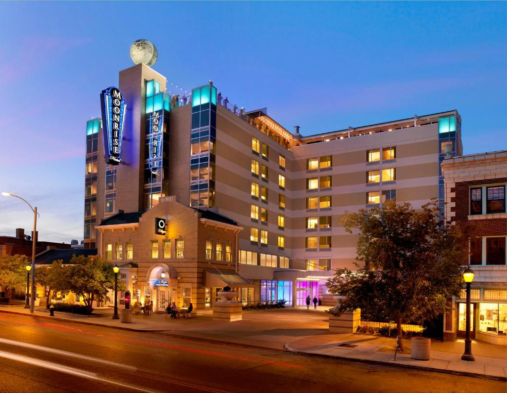 Moonrise Hotel image