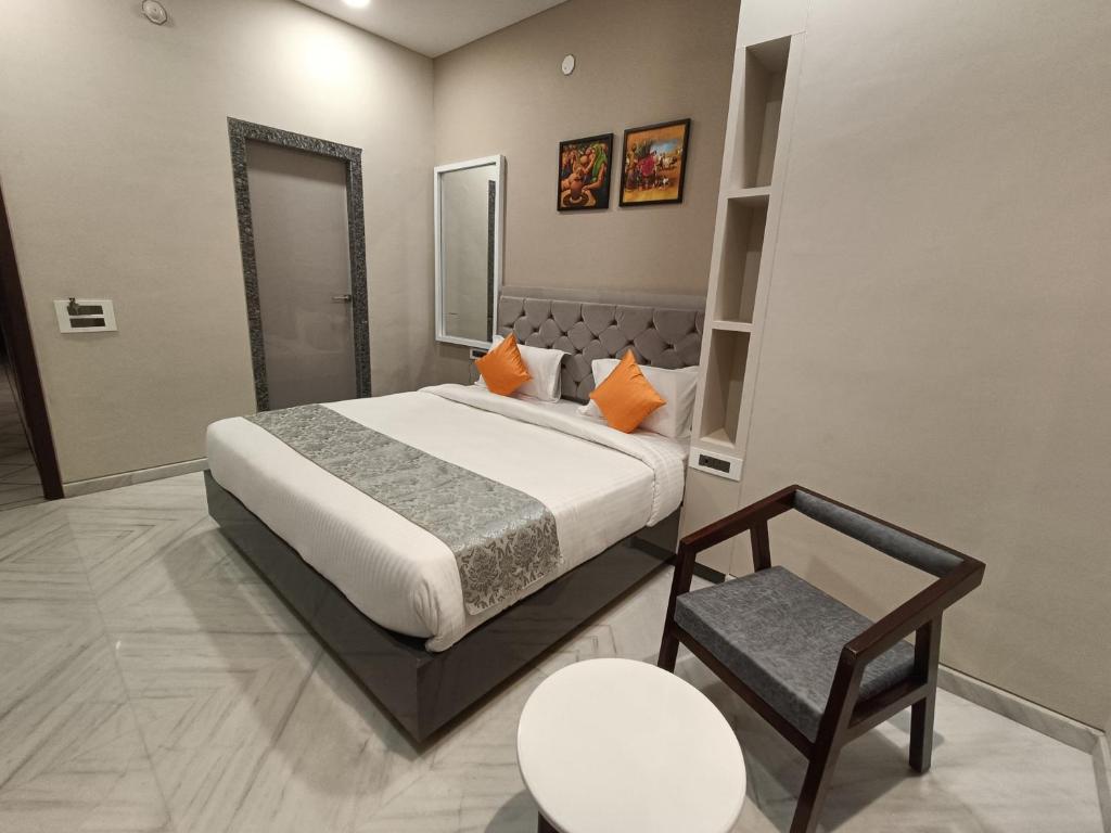 Hotel Shri Anand Dham, Nathdwara - 125 Meters away from the temple photo 3