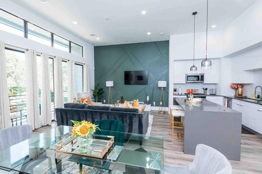 Contemporary luxe home 10mins from DT Houston!!! image