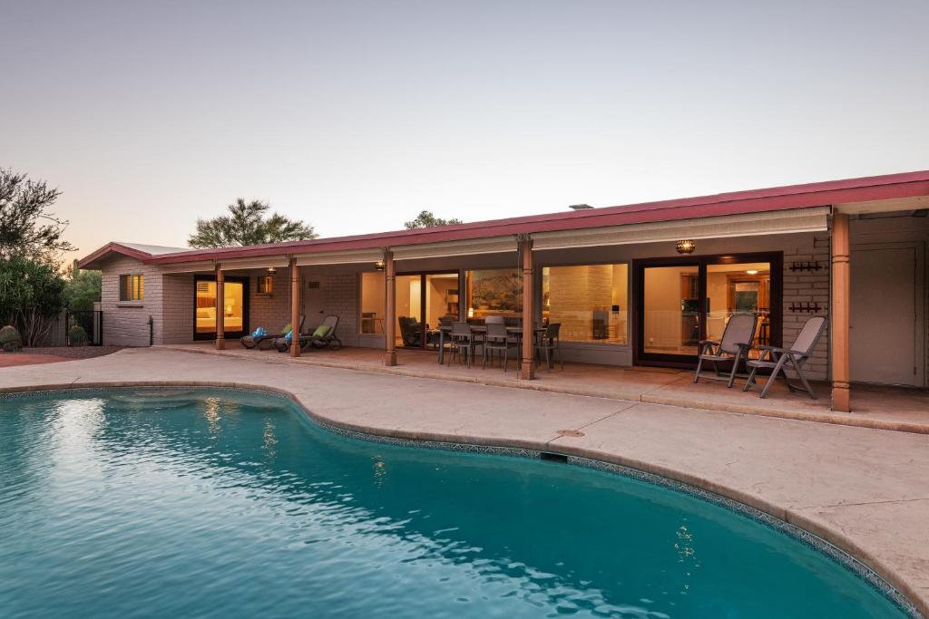 @TucsonMuralHouse w/pool & hot tub on golf course image