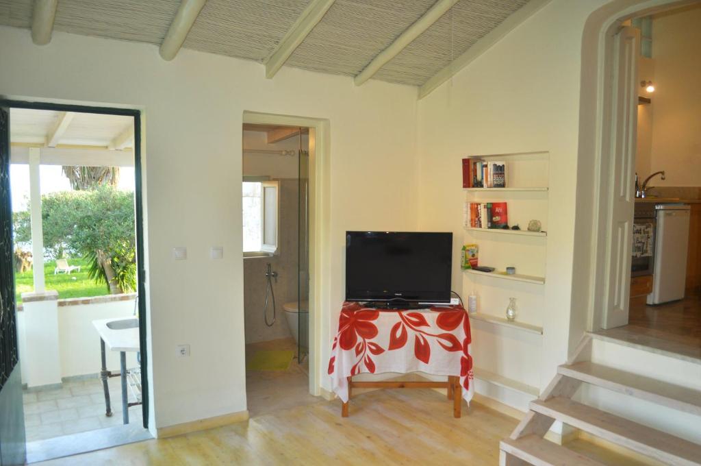 House Lemoni, Apartment A with Terracebalcony - Pelekas, Corfu photo 3