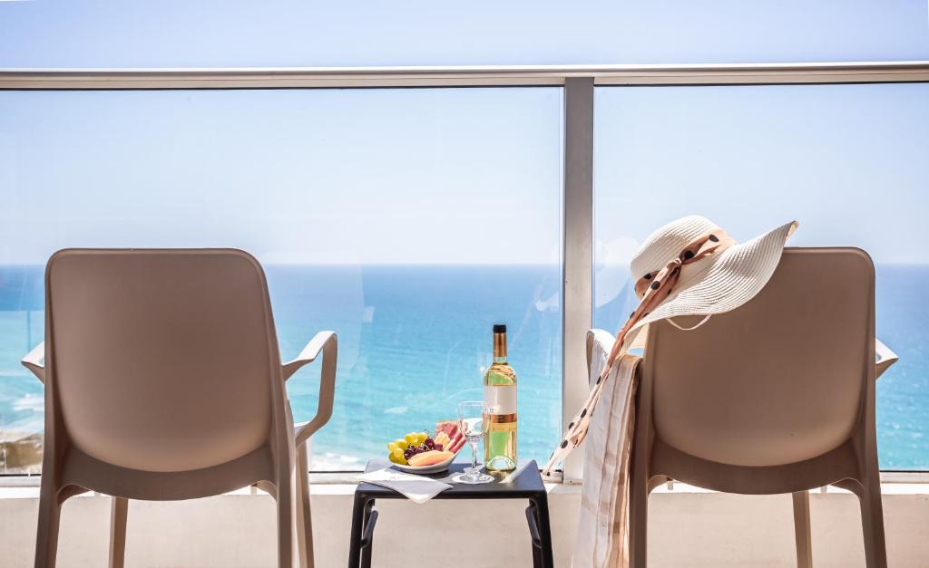 Ramada Hotel & Suites by Wyndham Netanya photo 1