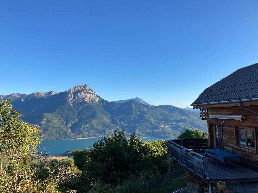 Chalet bioclimatique avec vue sur le lac de Serre Ponçon photo 4