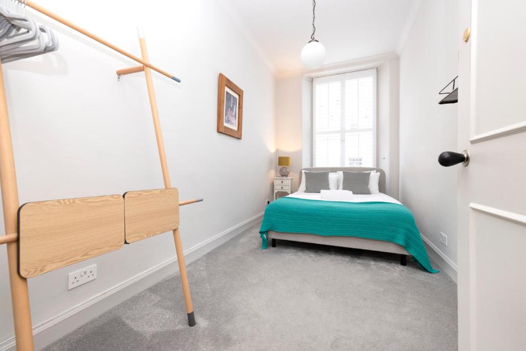 JOIVY Sophisticated Apt near Edinburgh Castle - Tap to explore photos
