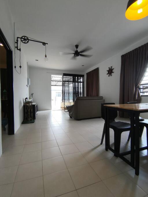 MODERN , SPACIOUS GAMBANG UMP 18 Guest House photo 4
