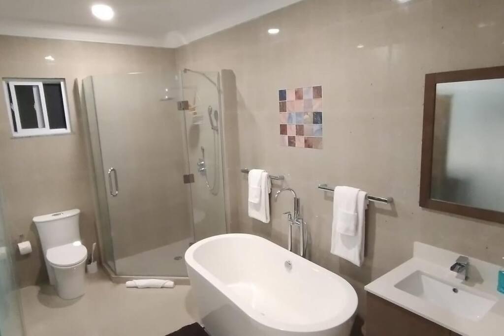Modern, chic waterfront 3-bedroom villa w/ pool photo 4
