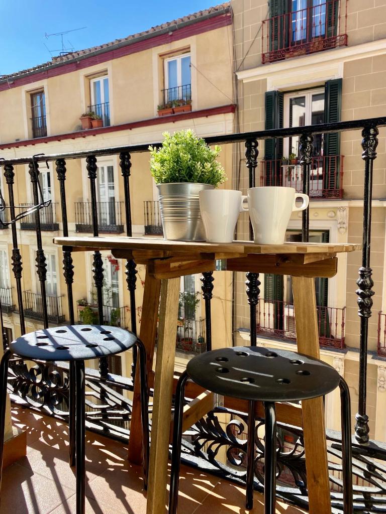 Valverde Malasaña - Coqueto estudio con sofá cama en el centro - Tap to explore photos