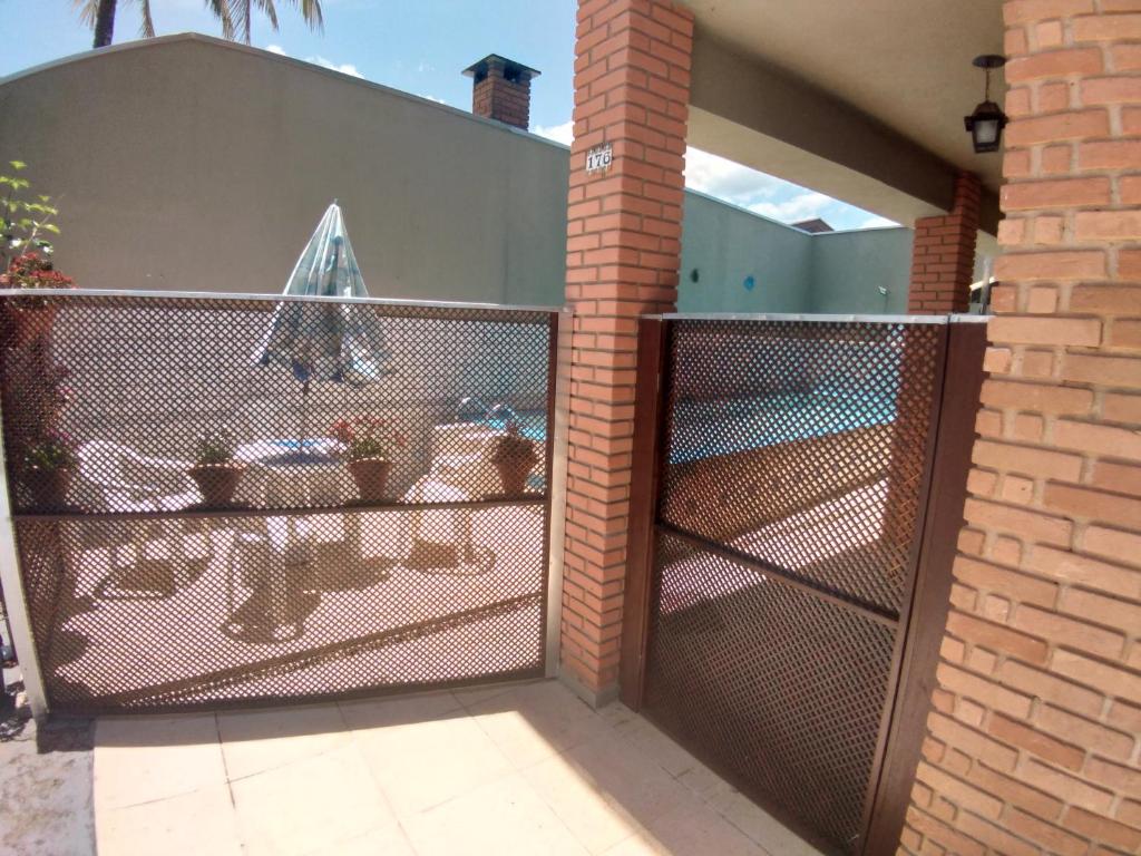Sobrado com piscina em condomíno fechado a 150 M da praia photo 3