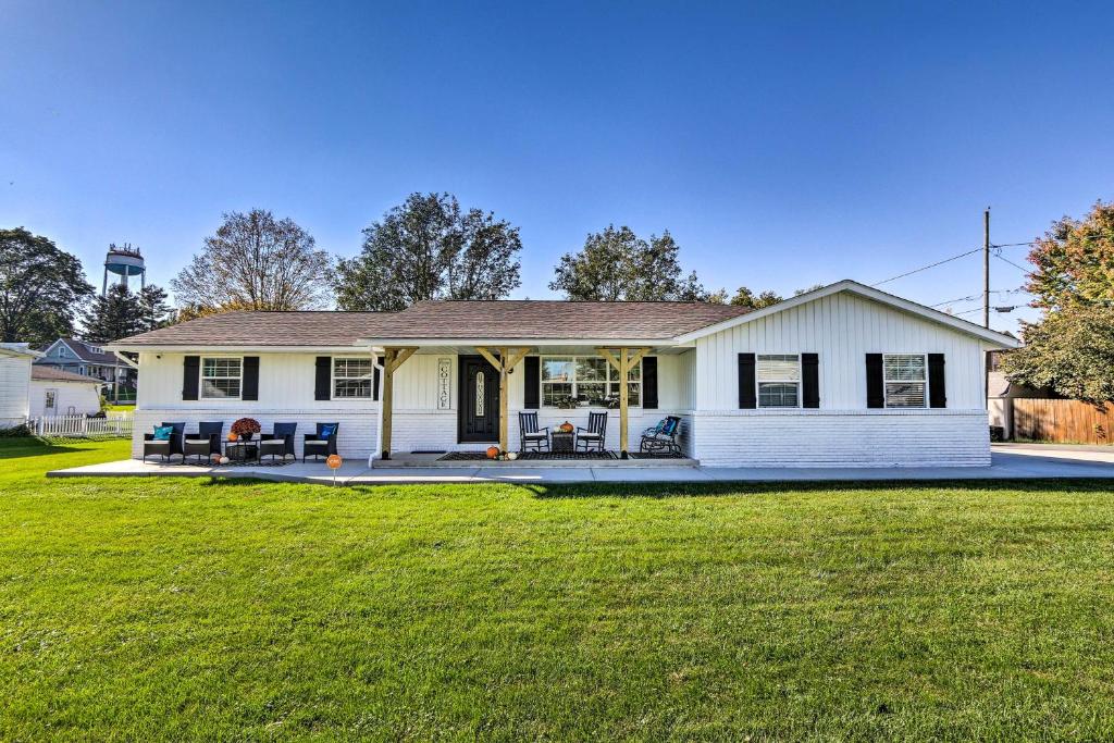 Warm and Cozy Buckeye Lake Home Yard and Patios! photo 2