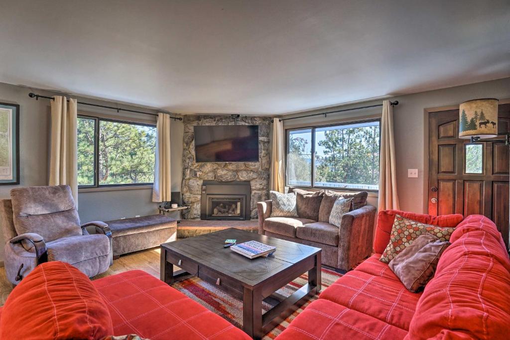 Luxe Updated Home with Grill and Hot Tub 4 Mi to RMNP photo 2