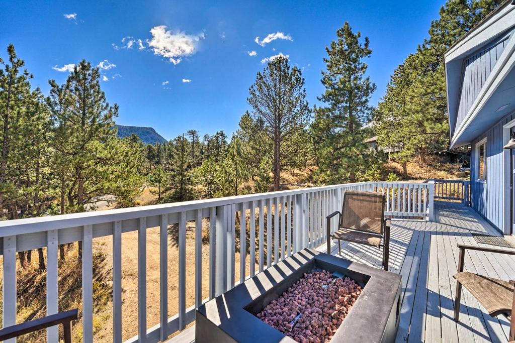 Luxe Updated Home with Grill and Hot Tub 4 Mi to RMNP photo 3