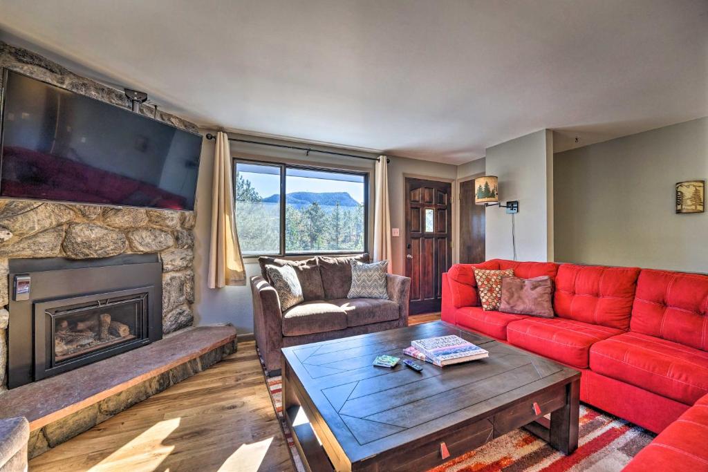 Luxe Updated Home with Grill and Hot Tub 4 Mi to RMNP photo 4