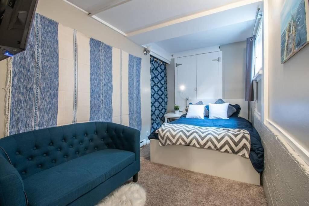 Central 2 bedroom unit with 3 beds and 3 large TVs image
