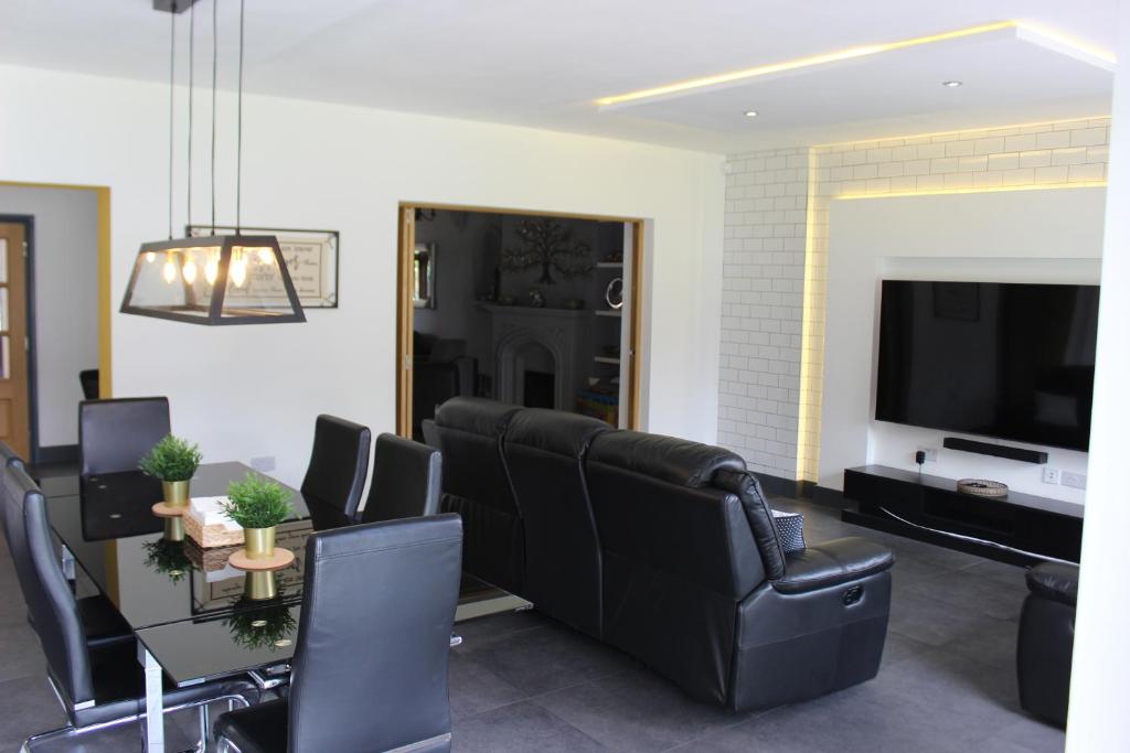 Modern Spacious House - Sleeps 16, Free Parking, Sun Terrace - Tap to explore photos
