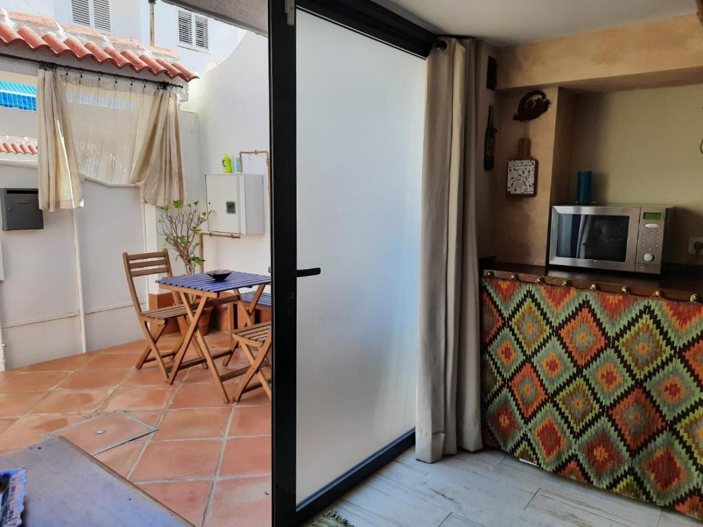 Un apartamento vacacional con detalles de un hogar photo 1