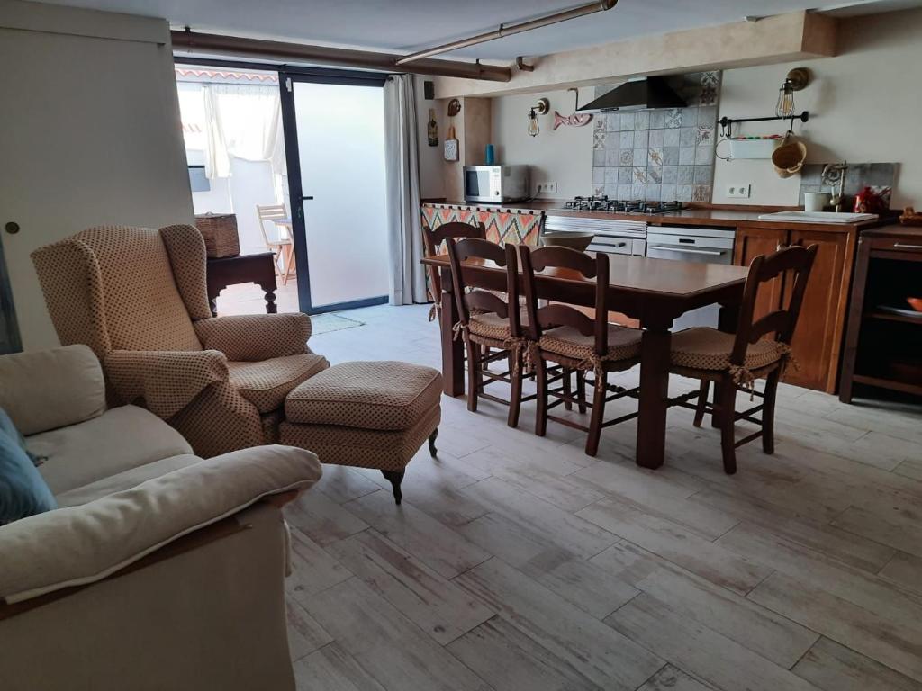 Un apartamento vacacional con detalles de un hogar photo 3
