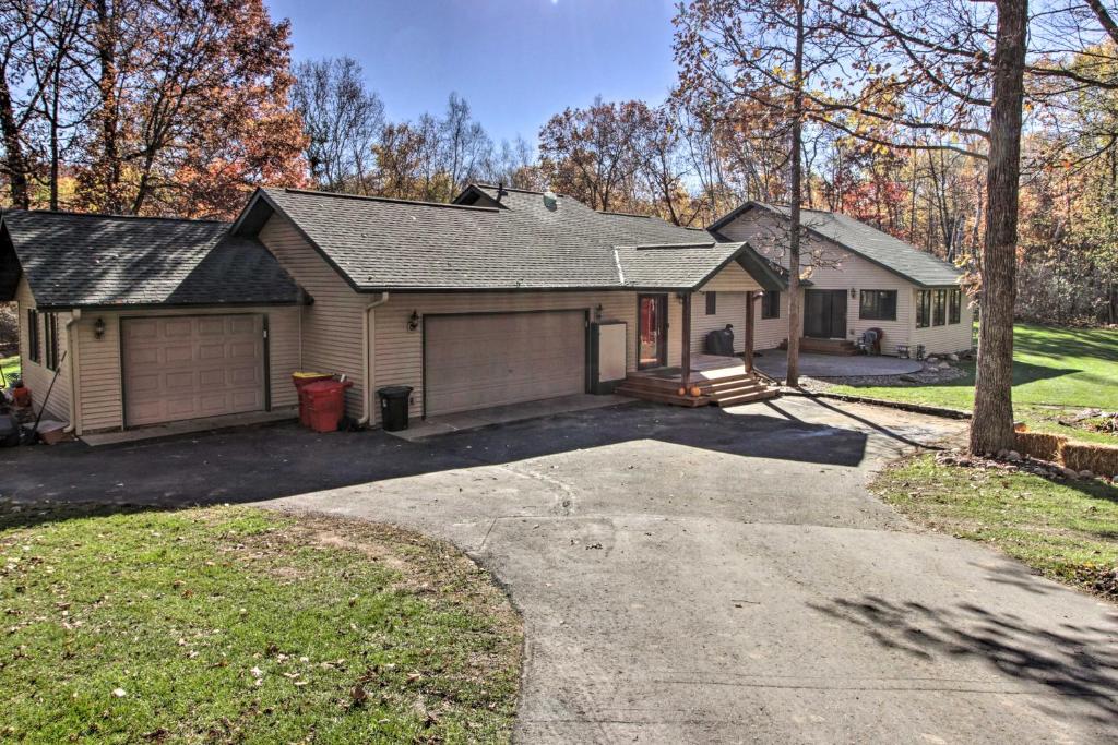 Cabin with Fire Pit and Movie Room, 1 Mi to Lake