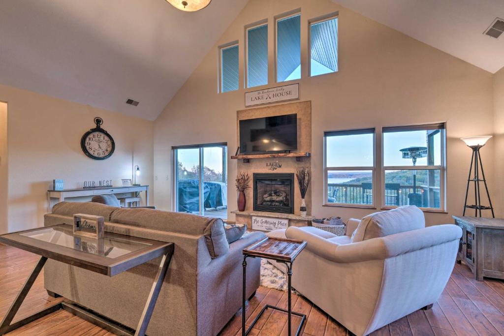 Pet-Friendly Branson West Lodge with Hot Tub! photo 4