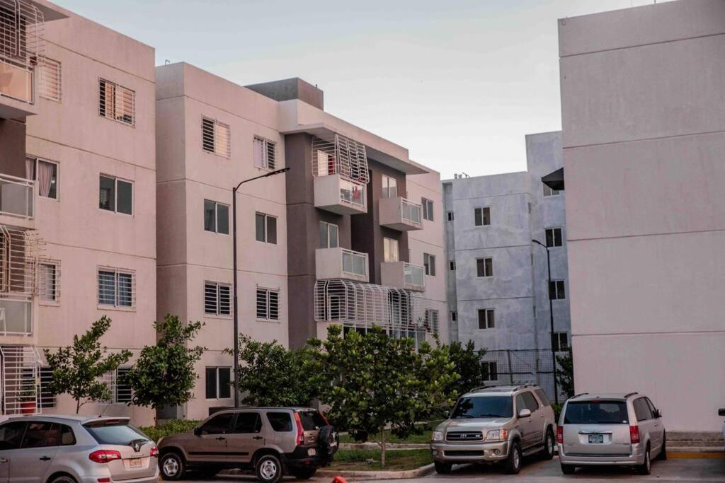 Lovely condo 10 minutes from airport 15 from beach photo 4