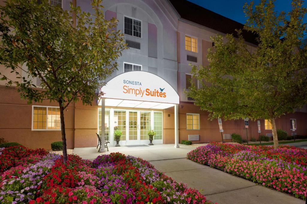 Sonesta Simply Suites Nanuet image