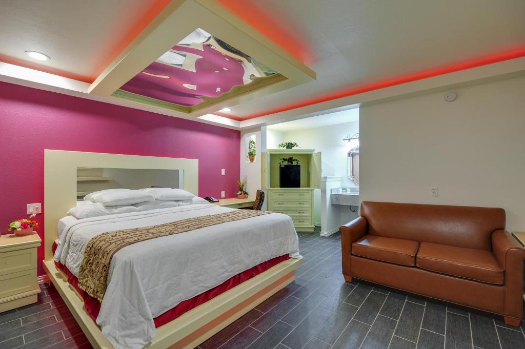 Romantic Inn & Suites image