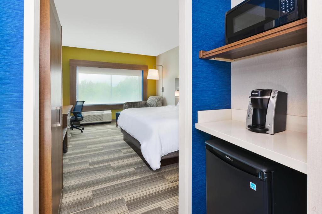 Holiday Inn Express & Suites - Milan - Sandusky Area, an IHG Hotel photo 1