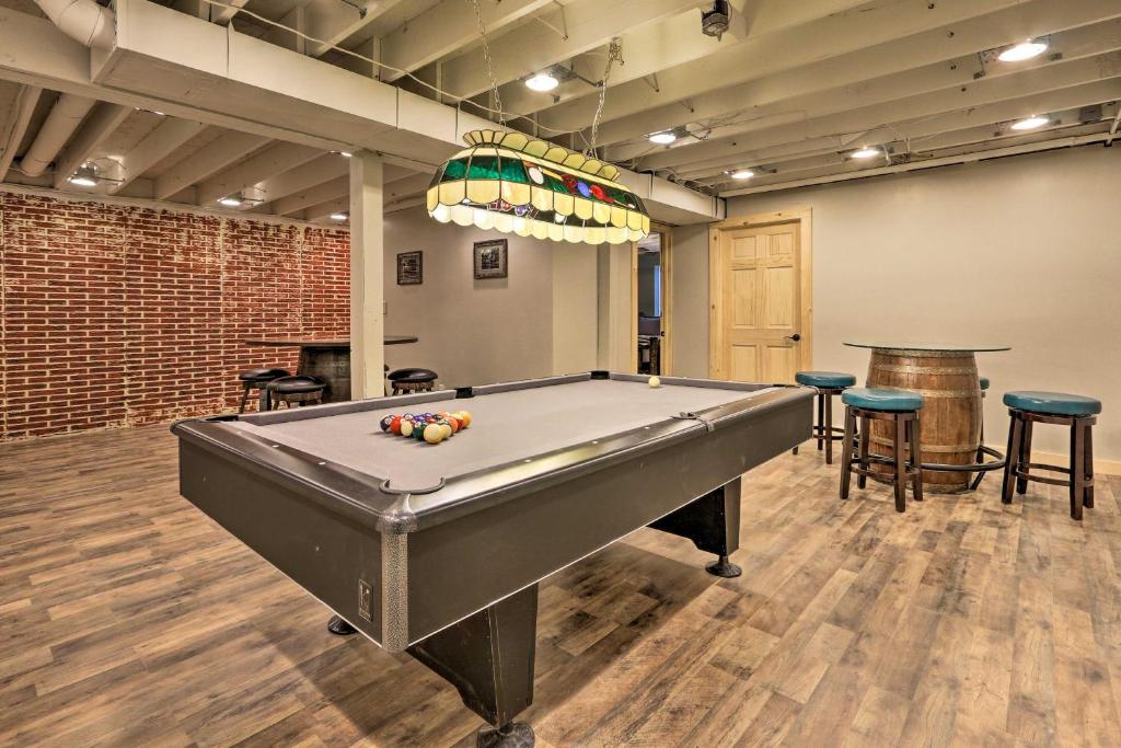 Luxe Dog-Friendly Cabin with Hot Tub and Game Room photo 1
